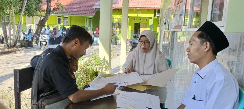 Foto Suasana Saat Para Ayah Mengisi Formulir Pendaftaran Pendidikan Anaknya di SDN 2 Mamben Daya, pada Rabu (15/7/2026) (Dok. Pribadi) Foto Suasana Saat Para Ayah Mengisi Formulir Pendaftaran Pendidikan Anaknya di SDN 2 Mamben Daya, pada Rabu (15/7/2026) (Dok. Pribadi)